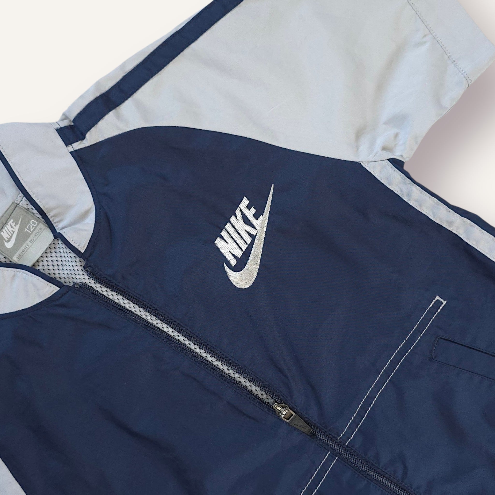 Y2K Navy and Silver Short Sleeved Nike Windbreaker (5)